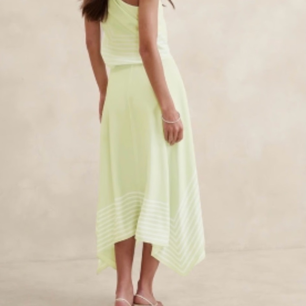 Banana Republic Lime Green Silk/Polyester Skirt. Size 2